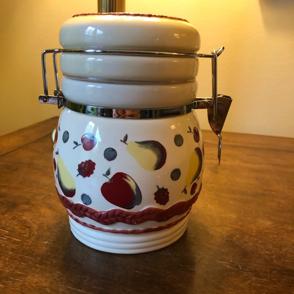 Cut apple crock w/ hinged closure & seal.